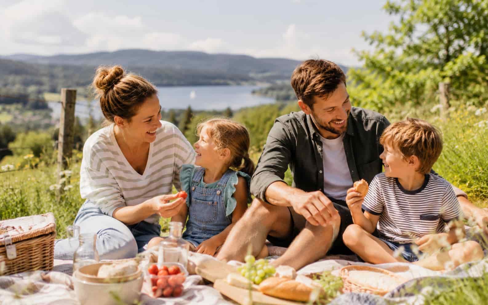 Familie macht einen Pfingstferien Ausflug mit Picknickgefühl