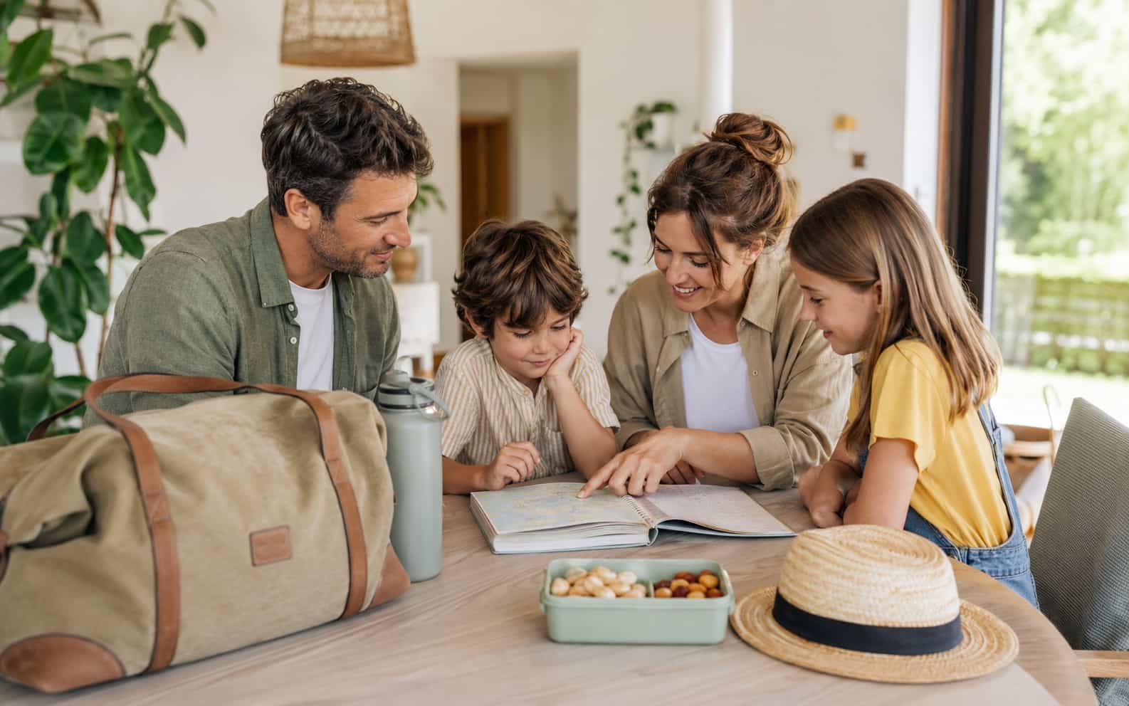 Familie plant Ausflüge und Urlaubsideen