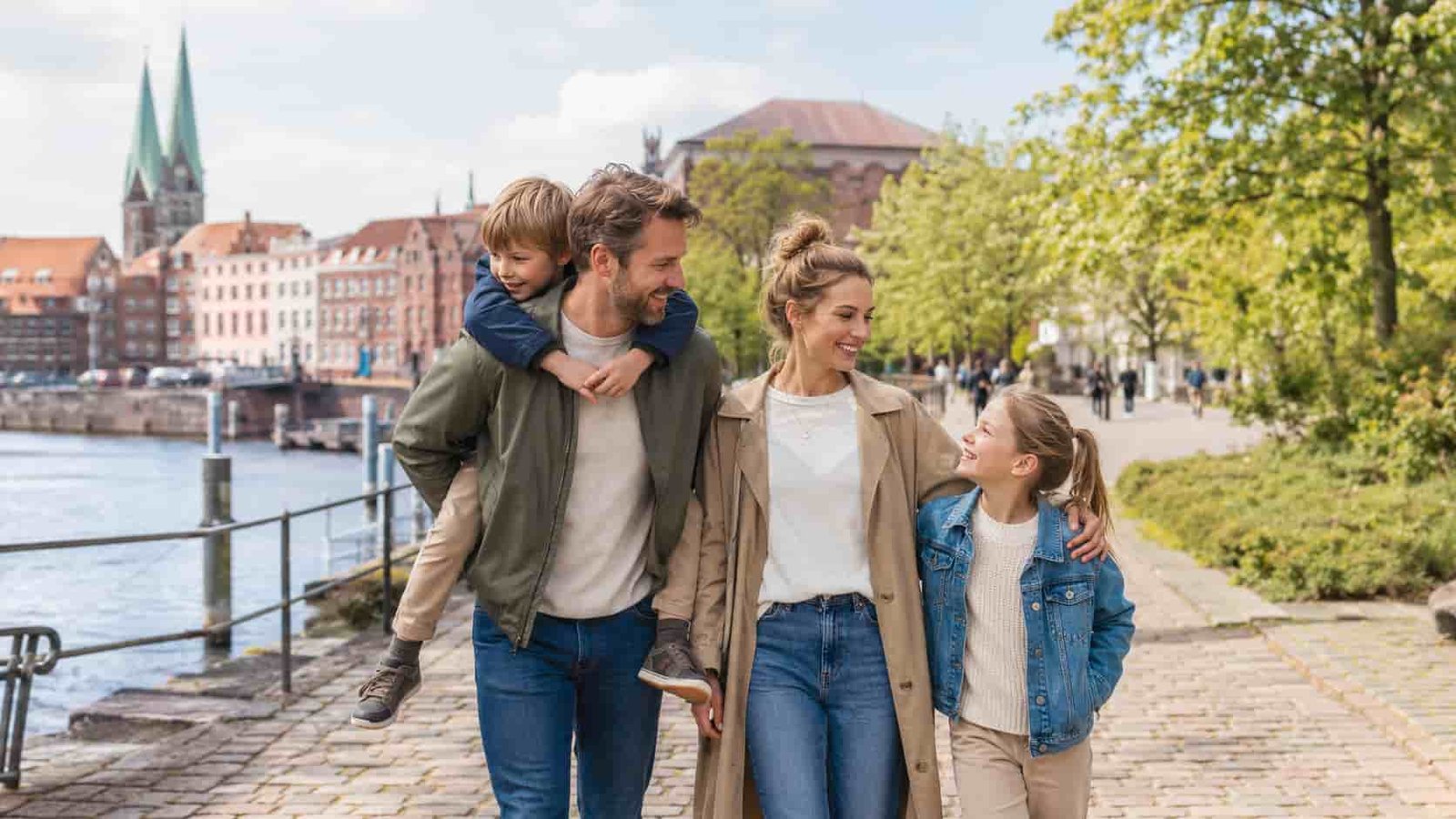 Familie verbringt Ferien in Bremen mit Kindern in norddeutsch geprägter Stadt- und Parkumgebung