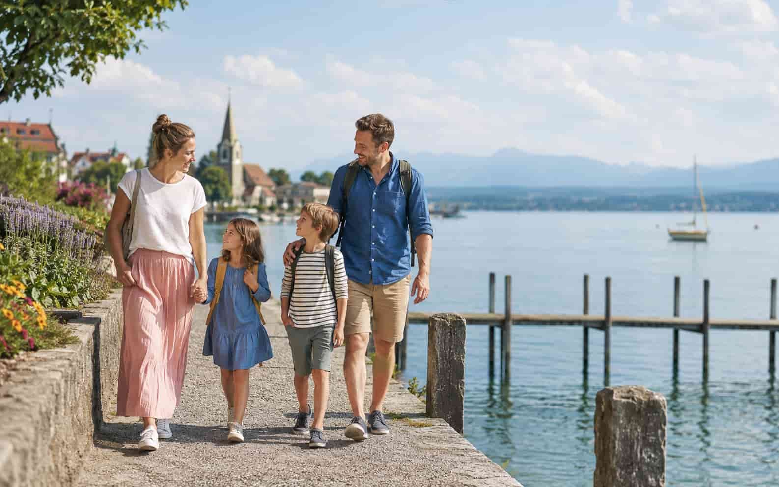 Familie an einer Uferpromenade oder einem ruhigen Steg am Bodensee
